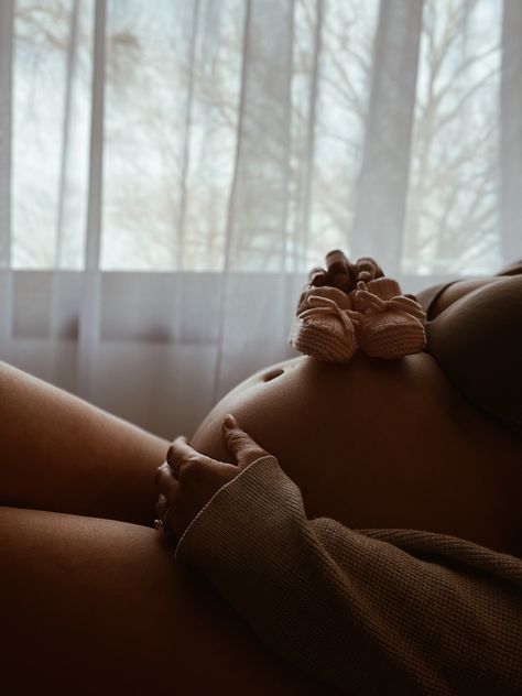 Maternity Shoot Concept, Home Bump Photos, Cute At Home Maternity Pictures, Tezza Pregnant, Diy Maternity Photoshoot At Home, No Face Maternity Photo, Cozy At Home Maternity Shoot, Maternity Pictures Aesthetic, In Nursery Maternity Pictures