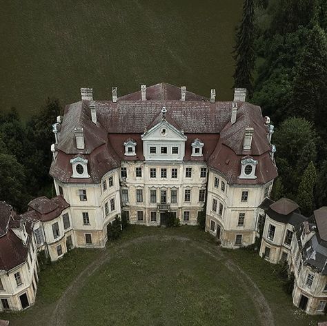 Ａｂａｎｄｏｎｅｄ Ｎｏｒｄｉｃ 🇫🇮🇫🇷 | She had a secret. She had kept it as a secret, since telling it to someone would make her look crazy. Showing it, taking someone to see it... | Instagram Abandoned Manor, Old Manor, Abandoned Mansion, Under The Moonlight, Southern Gothic, Photography Illustration, Abandoned Houses, Happy Thanksgiving, Czech Republic