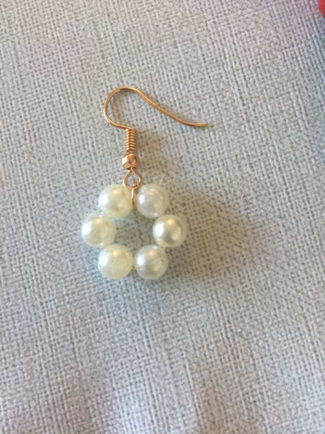 Small Diy Earrings, Simple Pearl Earrings Diy, Pearl Earrings Diy Ideas, Aros Aesthetic, Jewelry Findings Guide, Diy Earrings Pearl, Diy Pearl Earrings, Handmade Pearl Earrings, Beaded Ornaments Diy