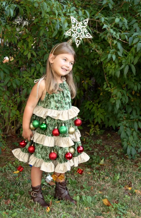 Halloween Hack - Christmas Tree Costume - Call Ajaire Christmas Tree Costume Diy, Dress Like A Christmas Tree, Christmas Costumes Diy, Super Easy Halloween Costumes, Christmas Costume Ideas, Christmas Tree Outfit, Christmas Costumes Women, Christmas Tree Costume, Tree Costume