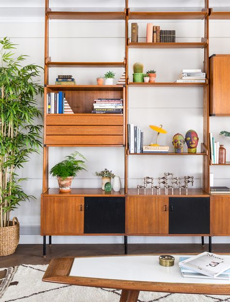 A mid-century apartment design. Tour this retro home with 1950s and 1960s furniture and lighting, including this amazing mid-century bookcase and storage unit. Mid Century Apartment, Mid Century Wall Unit, Retro Apartment, Mid Century Bookcase, 1960s Furniture, Casa Retro, Mid Century Interiors, Future Homes, Shelving Storage