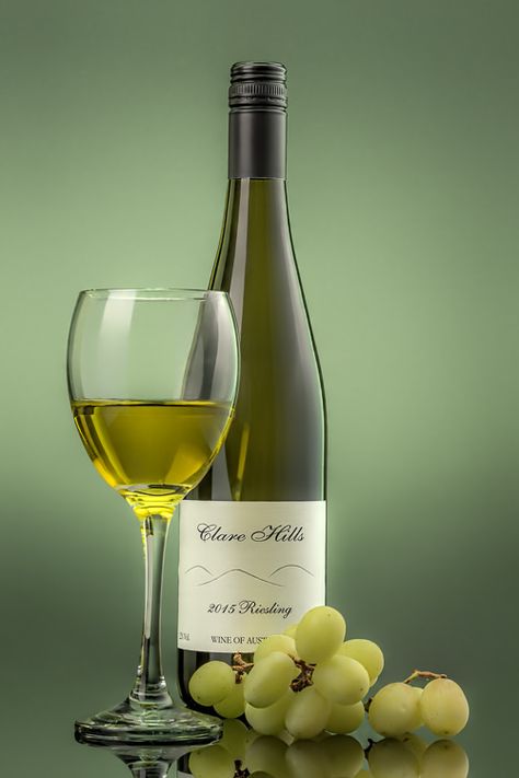 Wine Bottle Advertising, Wine Product Photography Ideas, Wine Commercial Photography, Still Life Bottle Photography, Wine Bottle Still Life Photography, White Wine Bottle Photography, Wine Glass Photoshoot Photo Ideas, Wine Glass Product Photography, Dynamic Product Photography