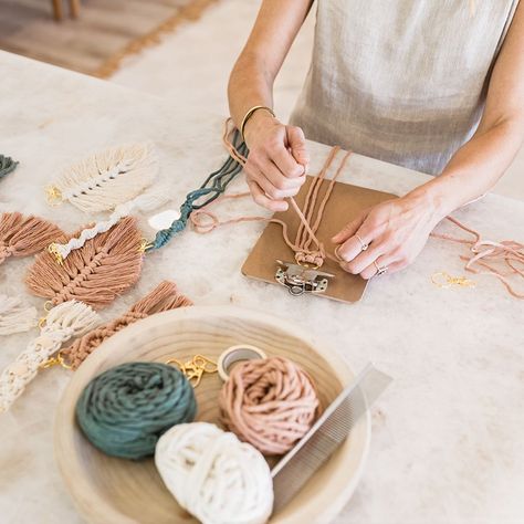 Have you always wanted to learn how to tie knots to create beautiful macrame pieces? Or maybe you’ve worked with macramé before and are looking for a new challenge. Whatever your experience is, you’ll enjoy exploring this textile art form as you create three unique macramé keychains. In this workshop, Liz Wagner shares unique techniques that make macramé rope come to life.    During this workshop, you’ll learn how to create visually attractive rope knots in your macramé cord. These rope knots in Macrame Workshop, How To Tie Knots, Types Of Knots, Rope Knots, Diy Workshop, Crafts Workshop, New Challenge, Macrame Cord, Diy Keychain