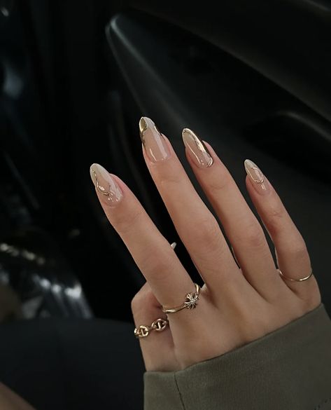 Gold Details Nails, Nails Gold Detail, Nails With Golden Details, Nails Aesthetic Winter, Gold Design Nails, Pretty Nails For Winter, Classy Gold Nails, Christmas Nails Almond, Trendy Christmas Nails