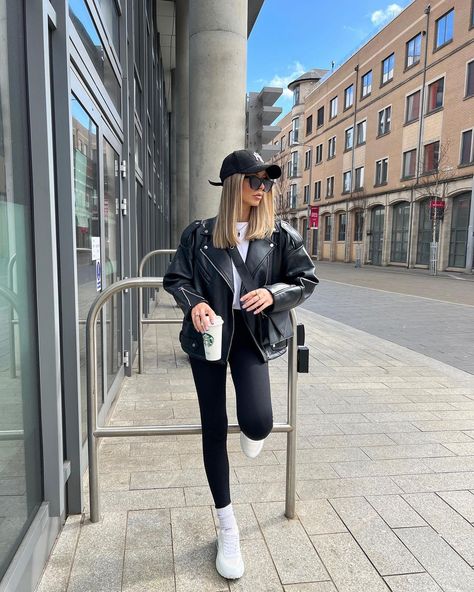 Cap Looks For Women, Roadtrip Outfit, Black Leggings Outfits, Leggins Outfit, Cap Code, Womens Leather Jacket Outfit, Black Jacket Outfit, Outfits Leggins, Black Leather Jacket Outfit