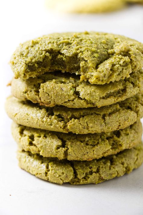 Chewy pistachio cookies are rich and nutty with a delightfully fudge-like texture! They're entirely flourless which makes them gluten-free. Matcha Sugar Cookies, Matcha Cookies Recipe, Green Cookies, Matcha White Chocolate, Resepi Biskut, Pistachio Recipes, Matcha Dessert, Matcha Cookies, Pistachio Cookies