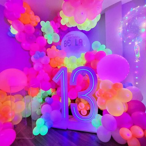 16 Birthday Backdrop Ideas, Neon Food Ideas, Neon 13th Birthday Party Ideas, Neon Theme Party Decorations, 13th Birthday Themes, Neon Photobooth, Neon Themed Birthday Party, Glow In The Dark Party Ideas, Neon Disco Party