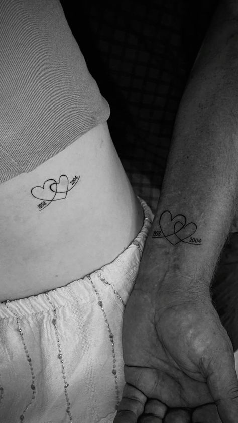 Matching Father And Daughter Tatoos, Matching Tattoos For Moms And Daughters, Parents Meaningful Tattoo, Daughter Mother Tattoos Ideas, Cute Tattoos Mother Daughter, Matching Tattoos For Father Daughter, Tattoo Ideas Mom Dad Daughter, Cute Matching Tattoos For Daughter And Dad, Tattoo Ideas Matching With Mom