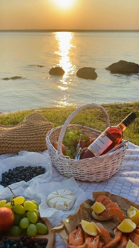 Fun Picnic Ideas, Picnic Date Food, Dream Dates, I Need Vitamin Sea, Romantic Date Night Ideas, Picnic Inspiration, Cute Date Ideas, Picnic Birthday, Beach Date