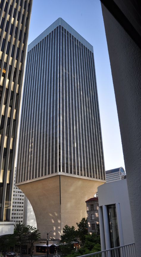 Rainer Tower, Seattle, Washintong Minoru Yamasaki   Travel with us! Discover unique architecture and landmark architecture projects in the U.S. and beyond!   #archjourney #architecture #landscapearchitecture #visitarchitecture #explorearchitecture #classicarchitecture #travel #seattle #seattlewashingon #seattlewa #exploreseattle #explorewashington #raniertower #raniertowerseattle Landmark Architecture, Classic Architecture, Unique Architecture, Classical Architecture, Architecture Project, Landscape Architecture, Skyscraper, Multi Story Building, Seattle