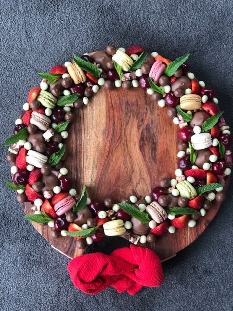 Dessert Wreath, Christmas Wreath Dessert, Christmas Food List, Christmas Lunch Menu, Charcuterie Dessert, Food Wreath, Sweet Wreath, Edible Wreath, Dessert Platters