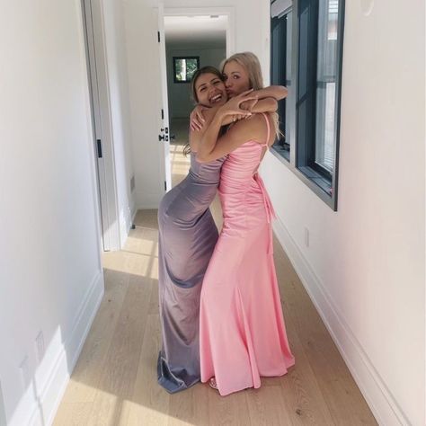 Prom Poses For Girlfriends, Bestfriend Prom Pictures, Prom Poses For Singles, Cute Formal Pictures, Formal Inspo Pics, Prom Photos Best Friends, Bestie Prom Poses, Prom Poses For Two Friends, Prom Pics Aesthetic Friends