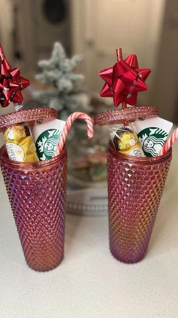 Brittany on Instagram: "Great gift idea. I LOVE making these tumbler cup gift sets around the holidays! Easy to make & great gift idea for teachers, co-workers, or anyone who you would like to get a little something for around the holidays! #giftideas #gift #tumbler #diy #diygifts #christmasgifts #teachergift #smallgiftideas #tumblerset #holidays" Teacher Gift Diy Christmas, Coffee Gifts For Teachers, Christmas Gift Cups Filled, Gift Tumbler Ideas, Gift In A Cup Ideas, Christmas Gifts For Kindergarten Teacher, Daycare Xmas Gift Ideas, Creative Christmas Gifts For Friends Fun Easy Diy Crafts, Gifts For Co Teachers