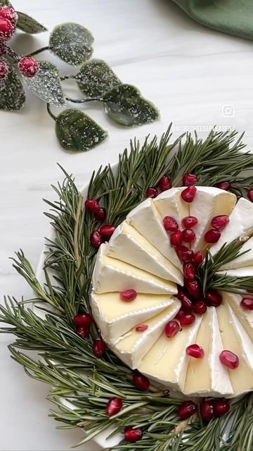 Michelle | Charcuterie Catering on Instagram: "Fun holiday appetizer! 🎄 Super easy to make! All you need is brie, rosemary, & pomegranate seeds ✨ Cheese wire cutter linked in bio on my Amazon storefront 🧀 #holidayappetizers #holidayfood #foodideas #appetizers #brie #christmasfood" Christmas Party Canapes, Santa Appetizers Holidays, Charcuterie Board Ideas Holiday, Christmas Cheese Recipes, Christmas Charcutiere Board, Brie Display, Christmas Cheese Appetizers, Brie Wreath Appetizer, Snacks Aesthetic Healthy