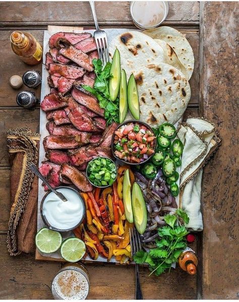 Crusted Steak, Grilled Chicken Fajitas, Steak Fajitas, Party Food Platters, Food Platters, Food Presentation, Fajitas, Finger Food, Mexican Food Recipes