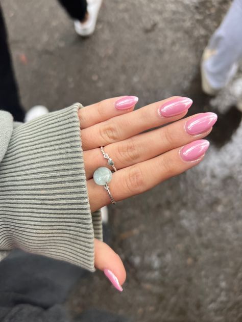 Light Pink Nails With Chrome Powder, Pink Hailybiber Nails, Pearly Pink Nails Acrylic, Chrome Pink Nails Short, Pink Hayley Bieber Nails, Light Pink Hailey Bieber Nails, Light Pink Metallic Nails, Baby Pink Chrome Nails Almond, Hailey Beiber Nails Trend Pink