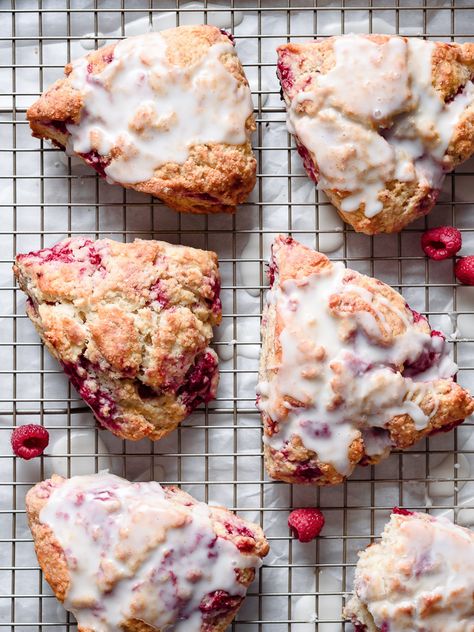 Raspberry Scones Recipe, Berry Scones, Raspberry Scones, Strawberry Scones, Scones Recipe Easy, Lemon Scones, Homemade Scones, Lemon Icing, Raspberry Recipes