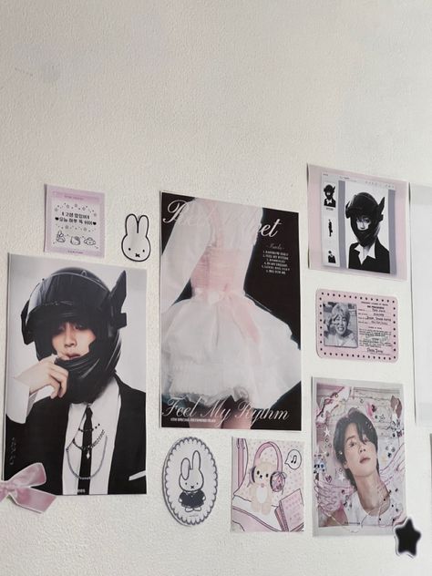 Wall Poster Decor Ideas, Poster In Room Ideas, Black White Pink Room, Wall Kpop Decor, Kpop Wall Inspiration, Black Coquette Room, Pink Kpop Room Aesthetic, Coquette Kpop Poster, Kpop Wall Collage Ideas