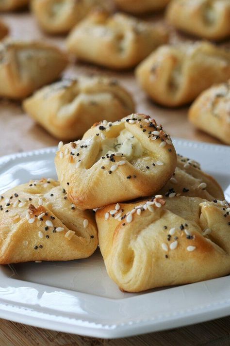 Everything Bagel Croissant, Everything Bagel Bites With Cream Cheese, Crescent Bites Appetizers, Everything Bagel Appetizer, Everything Bagel Crescent Rolls, Savory Items For Bake Sale, Everything Bagel Rolls, Bagel Bites Cream Cheese, Everything Bagel Cream Cheese Rolls