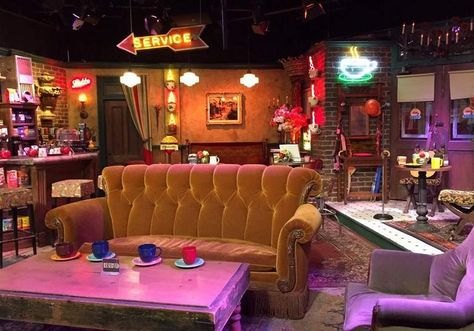 Warner Bros. Studio Tour Hollywood Central Perk Friends Set Warner Bros Studio Tour Hollywood, Warner Brothers Studio Tour, Universal City Walk, Warner Bros Studio Tour, Warner Bros Studio, Warner Bros Studios, Hollywood Studio, Friends Central Perk, Universal Studios Hollywood