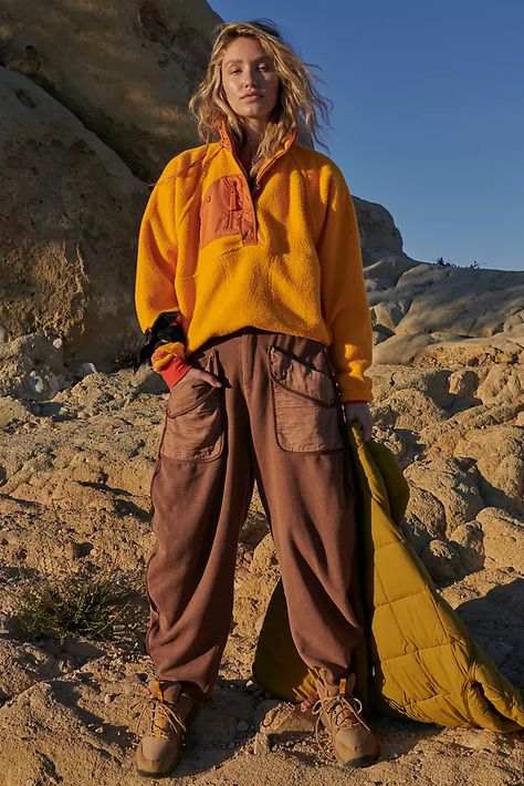 Free People Comfy Outfit, Cool Hiking Outfit, Granola Girl Clothes, Mustard Pants Outfit, Camping Style Clothes, Granola Fashion, Camping Fits, Traveling Clothes, Free Spirit Fashion