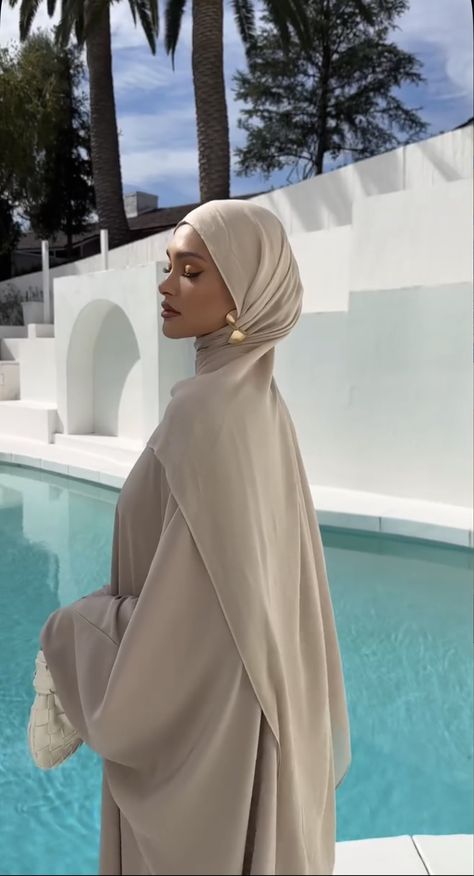 Modal Hijab Aesthetic, Khaleeji Hijab Style, Aesthetic Abaya Outfits, Muslim Women Hijab Aesthetic, Abaya Hijab Styles, Abaya Closet, Rich Hijabi, Abaya Hijab Outfit, Jilbab Outfits Aesthetic