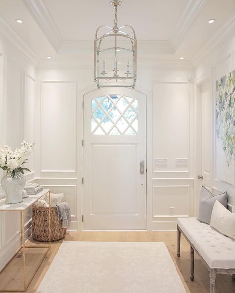 Holiday Inspiration | How To: Decorating with Winter Whites Small Entryway Ideas Narrow Hallways, White Foyer, Decoration Hall, Small Entryways, Entrance Modern, Foyer Decorating, Entry Way Design, Modern Hallway, 아파트 인테리어