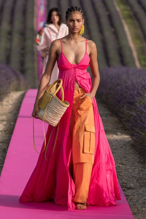 Don't Miss the Photos (or the Accessories) From This Beautiful Jacquemus Show in a Lavender Field - Fashionista Jacquemus Fashion Show, Jacquemus Dress, Haute Couture Style, Trendy Beachwear, Easter Dresses For Toddlers, 2020 Fashion Trends, Looks Street Style, Baggy Pants, Mode Inspo