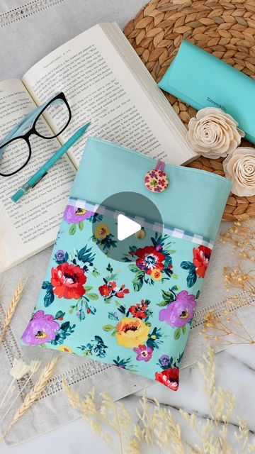 Diy Book Sleeve Sewing Tutorials, How To Sew A Kindle Sleeve, Diy Sewing Book Sleeve, Fabric Book Pouch, Book Pouch Pattern, Sew Book Bag, Book Pocket Diy, How To Make A Fabric Book Cover, Fabric Book Sleeve Pattern