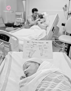 Great hospital picture. I never wanted an up close and personal picture of me right after giving birth. This is a great idea! Delivery Room Photography, Delivery Room Photos, Hospital Photography, Hospital Pictures, Baby Fotografie, Birth Photos, Hospital Photos, Room Photo, Delivery Room