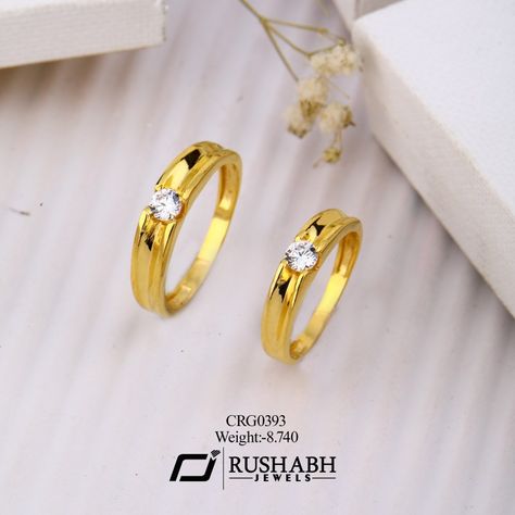 Break the norm! Be unusual! Setting couple goals with these fusion Yellow gold bands, set with emerald sparkling diamond from we yellow gold 🌷 Couple Finger Rings Gold, Couple Bands Rings Gold, Couple Gold Rings Engagement, Couples Rings Gold, Couple Ring Designs Gold, Couple Rings Wedding Gold, Gold Couple Rings, Gents Gold Ring, Big Earrings Gold