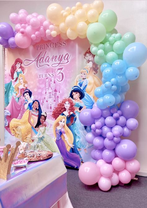 Princess Party Decorations Backdrops, Princess Theme Birthday Party Table Settings, Princess Theme Birthday Backdrop, Disney Princesses Theme Birthday Party, Princess Balloon Arch Disney, Ballon Princess Decoration, Princess Birthday Party Balloons, Disney Princess Dessert Table Ideas, Princess Party Balloon Garland