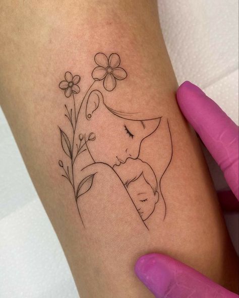 Mom Birthday Tattoo, Mom Daughters Tattoo, First Baby Tattoo Ideas Mom, Father And Daughter Tattoo, Mutterschaft Tattoos, Tato 3d, Motherhood Tattoos, Baby 2024, Baby Tattoo Designs