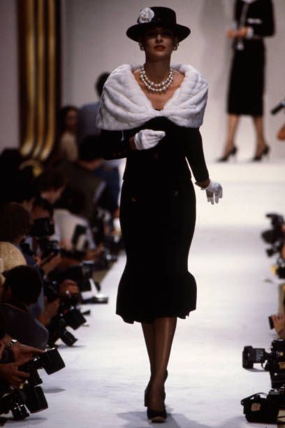 Runway Fashion Chanel, Vintage Runway Fashion, Small Waist Workout, High Fashion Runway, Turtle Neck Long Sleeve, Long Sleeve Sweaters, 90s Runway Fashion, Runway Fashion Couture, Mode Chanel