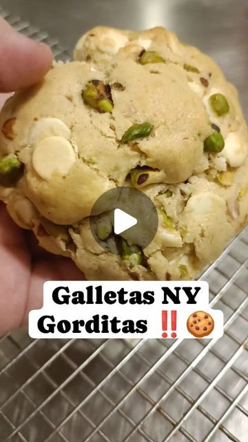 Carla Baker on Instagram: "Galletas americanas estilo NY  . 🍪Estás galletas se caracterizan mucho por su peculiar forma súper gordita y llena de toppings, aquí te dejo un truquito para que cuando las hornees no se expanda mucho y te queden bien gorditas.🤤   ‼️Recuerda que la expansión de una galleta de este estilo estará determinada por varias cosas, Pero uno de ellos es choque de temperaturas, así que por ello debes congelarlas y tú horno estar a una temperatura bien alta (190*C) para que ayude a qué queden gorditas.   Pero como ves también el truco de partirlas a la mitad y ponerlas como si fueran una torre por simple física, ayuda un montón. 👏 . 💾Guardalo para que lo pongas en práctica  y me cuentes que tal te pareció‼️😃 ✨  . . . . . .  #reposteria #galletasNY #NYcookies #cookies # American Cookies, Gourmet Cookies, Cookie Recipes, On Instagram