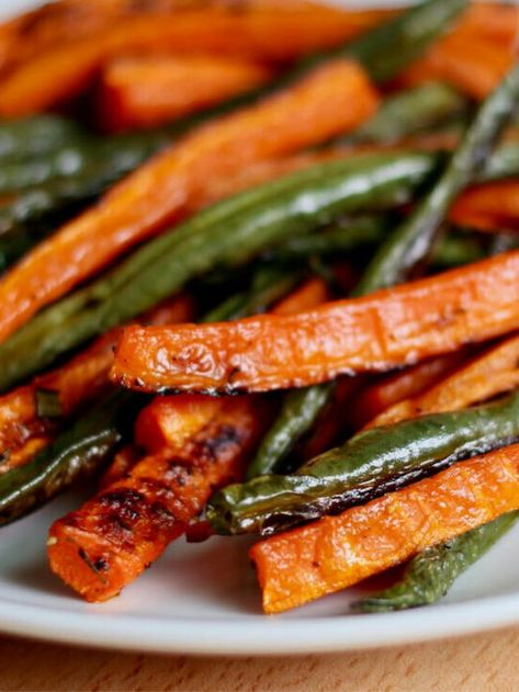 Roasted Green Beans And Carrots, Roast Green Beans, Green Beans And Carrots, Oven Green Beans, Grilled Green Beans, Oven Roasted Green Beans, Oven Roasted Carrots, Easy Vegetable Side Dishes, Carrots And Green Beans