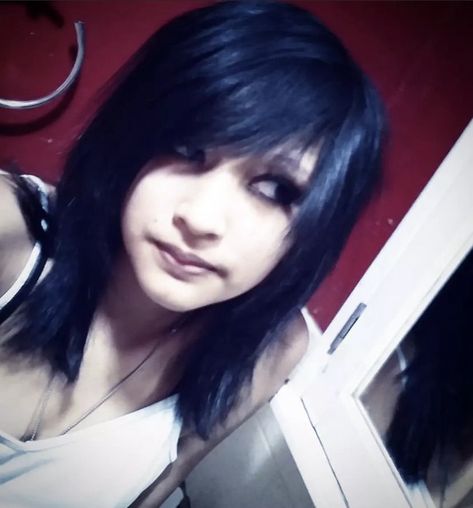 Fluffy Scene Hair, Emo Haircut 2000s, Scenemo Hair Short, Scene Layered Hair, Shoulder Length Scene Hair, Emo Hair Women, Emo Haircuts Long Choppy Layers, Scene Hair Unstyled, Scene Kid Haircut