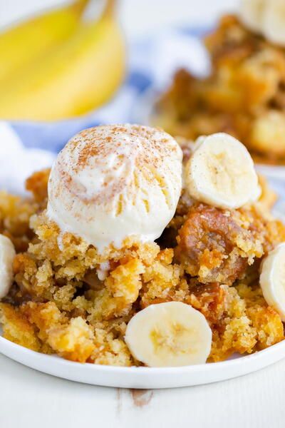 Banana Cobbler, Cobbler Easy, Kitchen Magic, Banana Dessert, Cobbler Recipe, Cafe Ideas, Butterscotch Chips, Cobbler Recipes, Yellow Cake Mixes