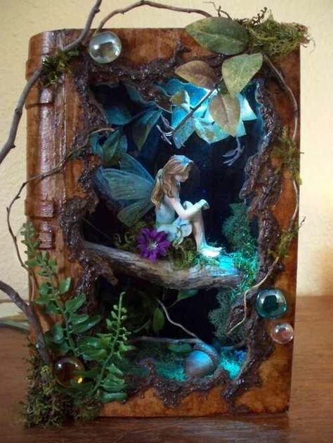 winter project for families Shadow Box Kunst, Art Altéré, Fairy Paintings, Faeries Gardens, Fairy Crafts, Tanah Liat, Shadow Box Art, Miniature Projects, Fantasy Images