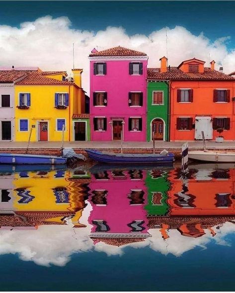 Colorful Houses, Colorful Places, Colourful Buildings, Italy Photo, Travel Goals, 그림 그리기, Italy Travel, House Colors, Family Travel