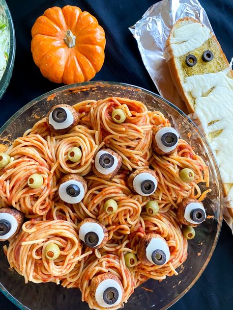 Hallowen Food Ideas Dinner, Dinner Halloween Food, Pinterest Halloween Food, Spaghetti Halloween Food, Halloween Party Ideas Food Easy, Easy Halloween Meals Dinners, Hallow Food Ideas, Halloween Main Meals, Spagetti Halloween