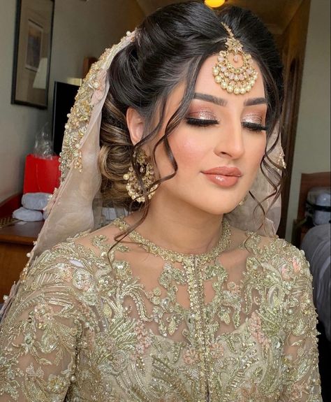 Hair Styles For Nikkah Bride, Pakistani Bridal Bun Hairstyles, Bridal Hair With Dupatta, Pakistani Bridal Updo, Wedding Hair Styles Indian, Wedding Hair Updo Asian, Natural Desi Bridal Makeup, Bridal Updo Indian, Asian Bridal Hair Updo