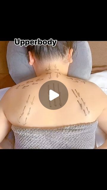 Massage Body Spa, Massage Therapy Techniques Videos, Back Massage Technique, Body Massage Step By Step, Massage Tutorial, Upper Back Exercises, Body Massage Spa, Body Massage Techniques, Massage Therapy Techniques