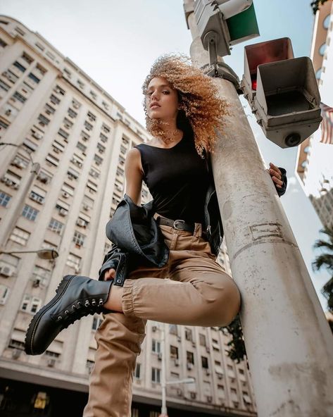 Street Fashion Shoot, Photoshoot Female, City Fashion Photography, Outdoor Fashion Photography, Urban Photography Portrait, Street Photography Model, Street Fashion Photoshoot, Female Portrait Poses, Street Photography Portrait