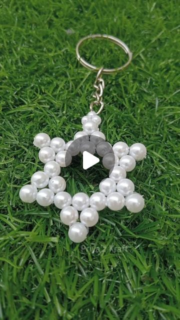 What To Make With Pony Beads, Diy Christmas Keychains, Pearl Keychain Diy, Beaded Keychain Diy Tutorials, Christmas Keychains Diy, How To Make A Keychain With Beads, Easy Keychains Diy, Beads Crafts Ideas, Cute Keychain Diy