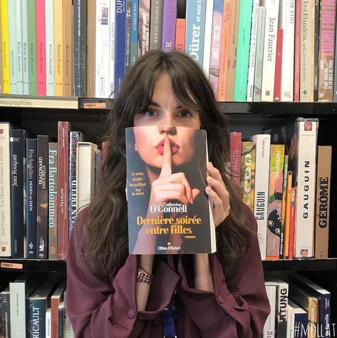 35 of the Best 'Bookface' Challenge Photos You'll Ever See Reader Photoshoot, Library Photoshoot, Library Photo Shoot, Famous Album Covers, Bday Shoot, Library Pictures, Marcel Duchamp, Idea Photo, Best Friend Photoshoot