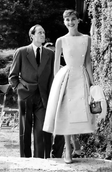 Audrey Hepburn Body Shape, Audrey Hepburn Gown, Audrey Hepburn Street Style, Audrey Hepburn Aesthetic Outfits, Hepburn Style Outfits, Audrey Hepburn Inspired Outfit, Jana Core, Audrey Hepburn Givenchy, Hollywood Photoshoot