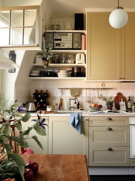 Small Attic Room, My Scandinavian Home, Small Attic, Swedish House, Home Libraries, Artist House, Built In Wardrobe, Scandinavian Home, Home A