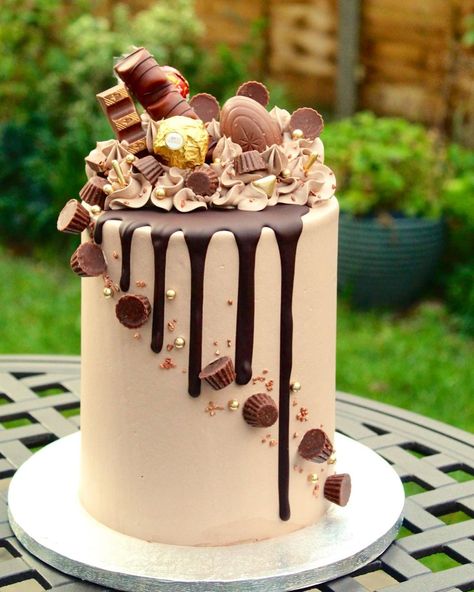 Drip Cake With Chocolates On Top, Coffee Drip Cake, Chocolate Icing Decorating Ideas, Birthday Cake With Chocolates On Top, Chocolate Drip Cake Ideas Birthday, Chocolate Drip Cake Ideas, Reeses Birthday Cake, Chocolate Cake Decoration Elegant, Chocolate Cake Design Ideas