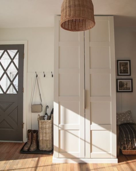 Practical ideas to organize your entryway – even without a closet. These smart storage solutions and space-saving hacks will transform the entrance to your home into a functional and welcoming space. No Entryway Closet Solutions, Entryway Wardrobe Ideas, No Closet Entryway Solutions, Room Without Closet Ideas, Front Door Closet Ideas Entryway, Living Room Entryway No Foyer, Entryway Closet Ideas, Small Entryway Closet, Entry Closet Ideas